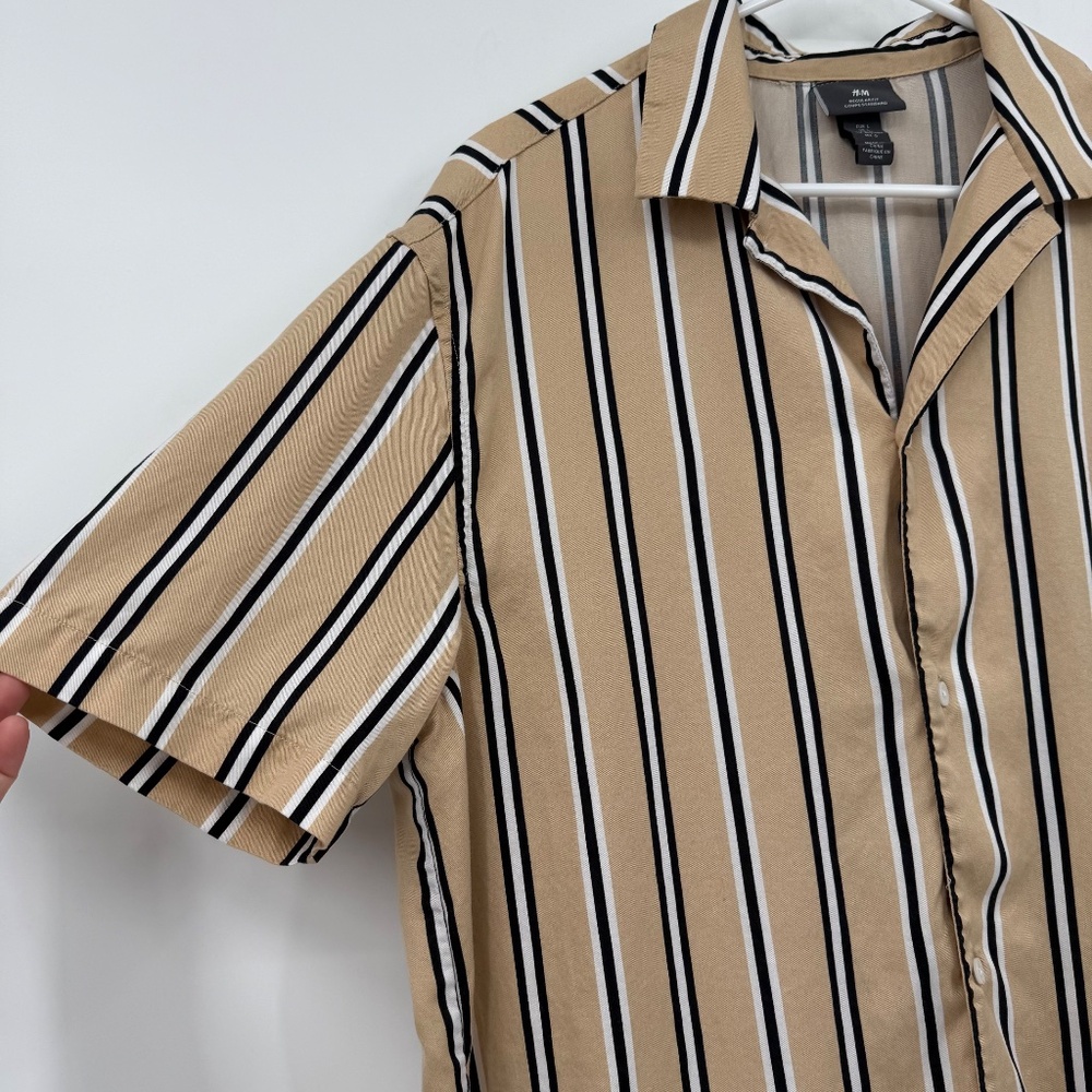 H&M Shirt Men Large Tan White Black Vertical Stripes Button Up Short Sleeve - Picture 2 of 9